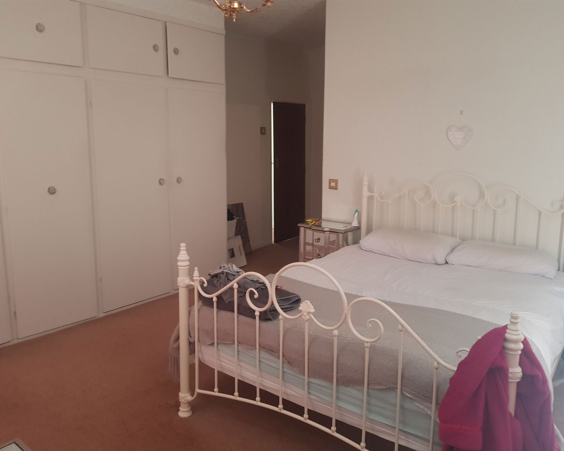 Emma dan Martin Coulthurst mengubah kamar tidur dan kamar mandi menjadi kamar utama dengan bak mandi yang menarik