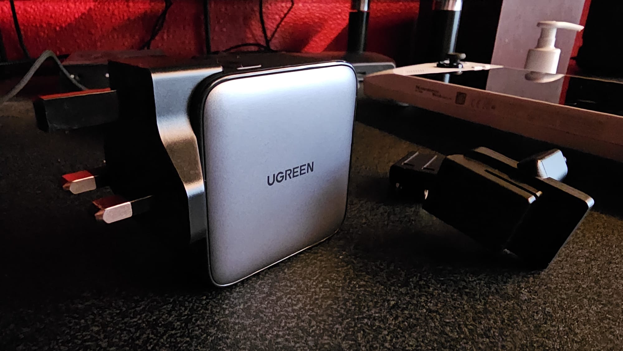 Fotografía del cargador USB Ugreen Nexode 65W