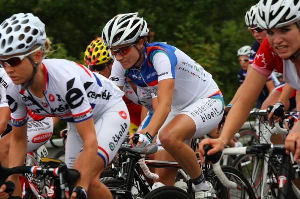 Marianne Vos (Nederland Bloeit) sat in the bunch, just behind Emma Pooley (Cervelo Test Team), perhaps waiting for a counterattack