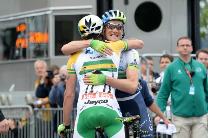 Pieter Weening congratulates Simon Gerrans