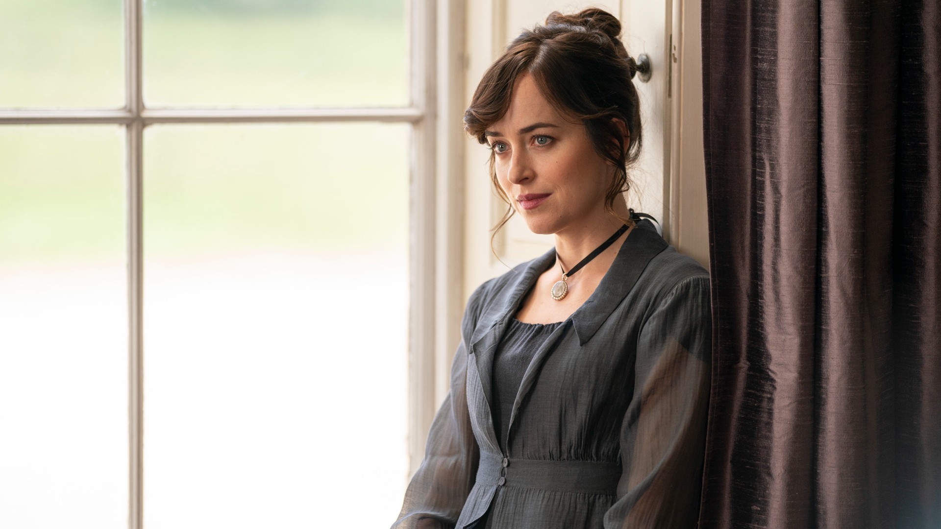 Dakota Johnson jako Anne Elliot v Persuasion