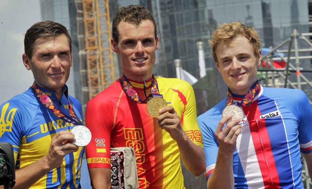 Luis Le&oacute;n S&aacute;nchez shows off his gold medal