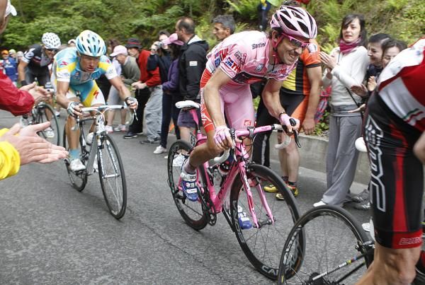 David Arroyo in pink, chasing with Alexander Vinokourov