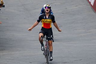 Lotte Kopecky beats Annemiek van Vleuten to win Strade Bianche 2022