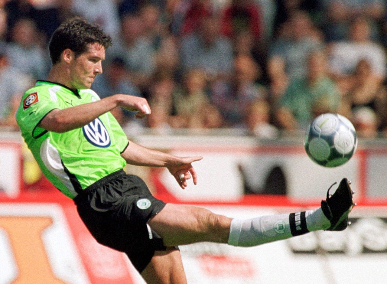 Brian O'Neil in action for Wolfsburg, August 2000