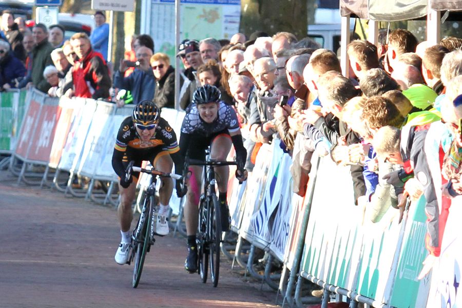 Giorgia Bronzini (Wiggle-Honda) and Loren Rowney (Velocio-SRAM) sprinting for the win