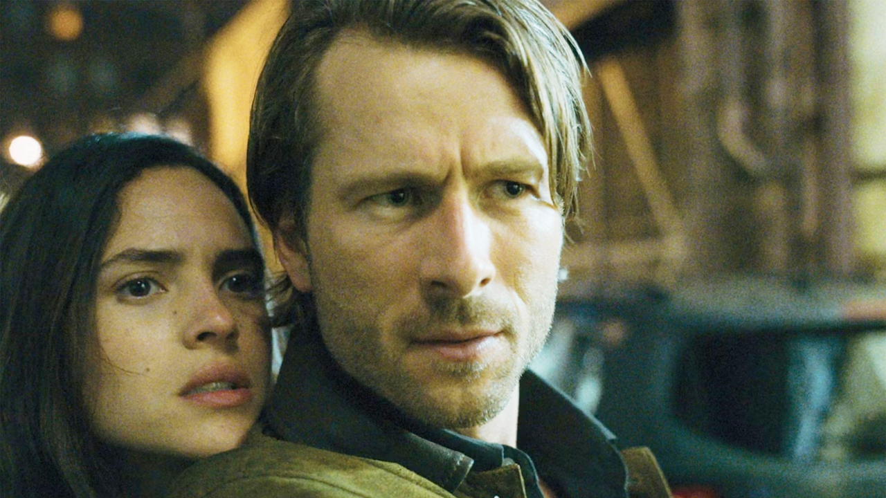 Glen Powell and Adria Arjona in Hit Man.