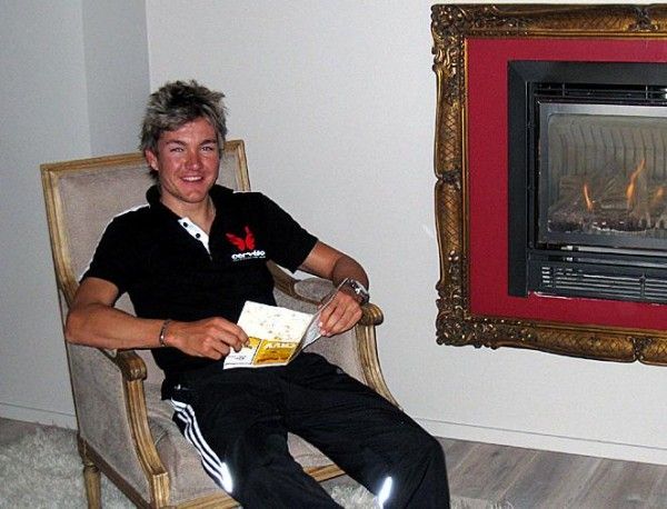 Heinrich Haussler examines the Ronde van Vlaanderen course map