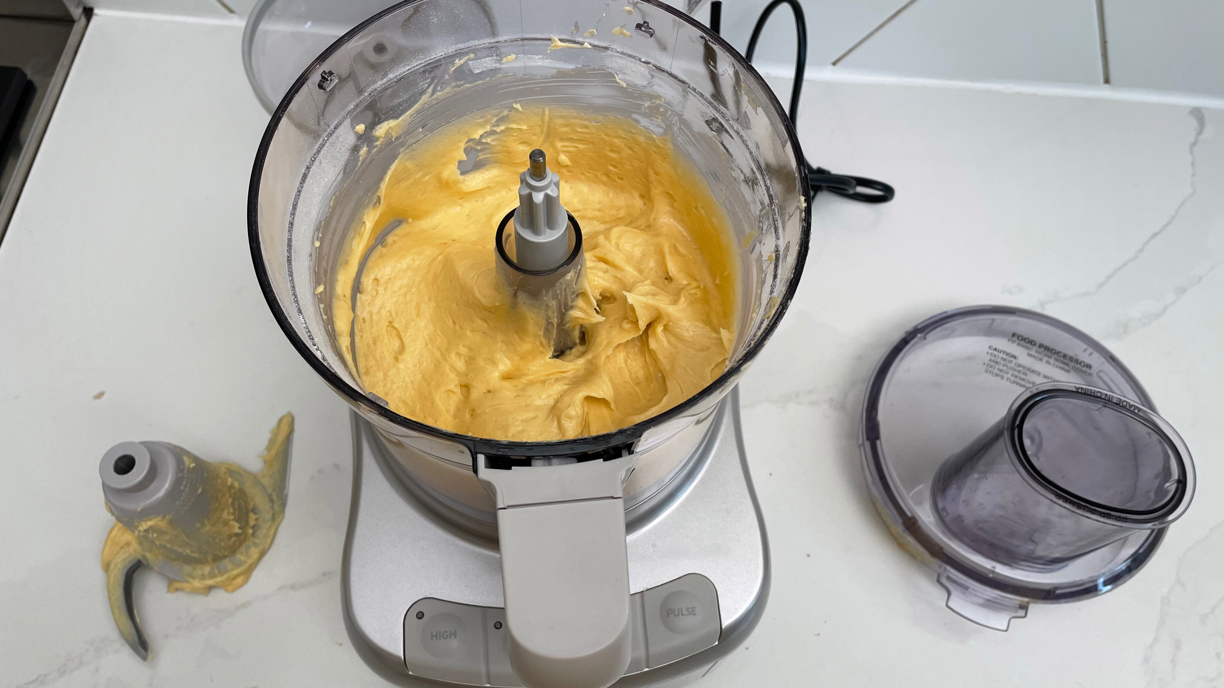 O Cuisinart Easy Prep Pro FP8 foi usado para misturar massa de bolo