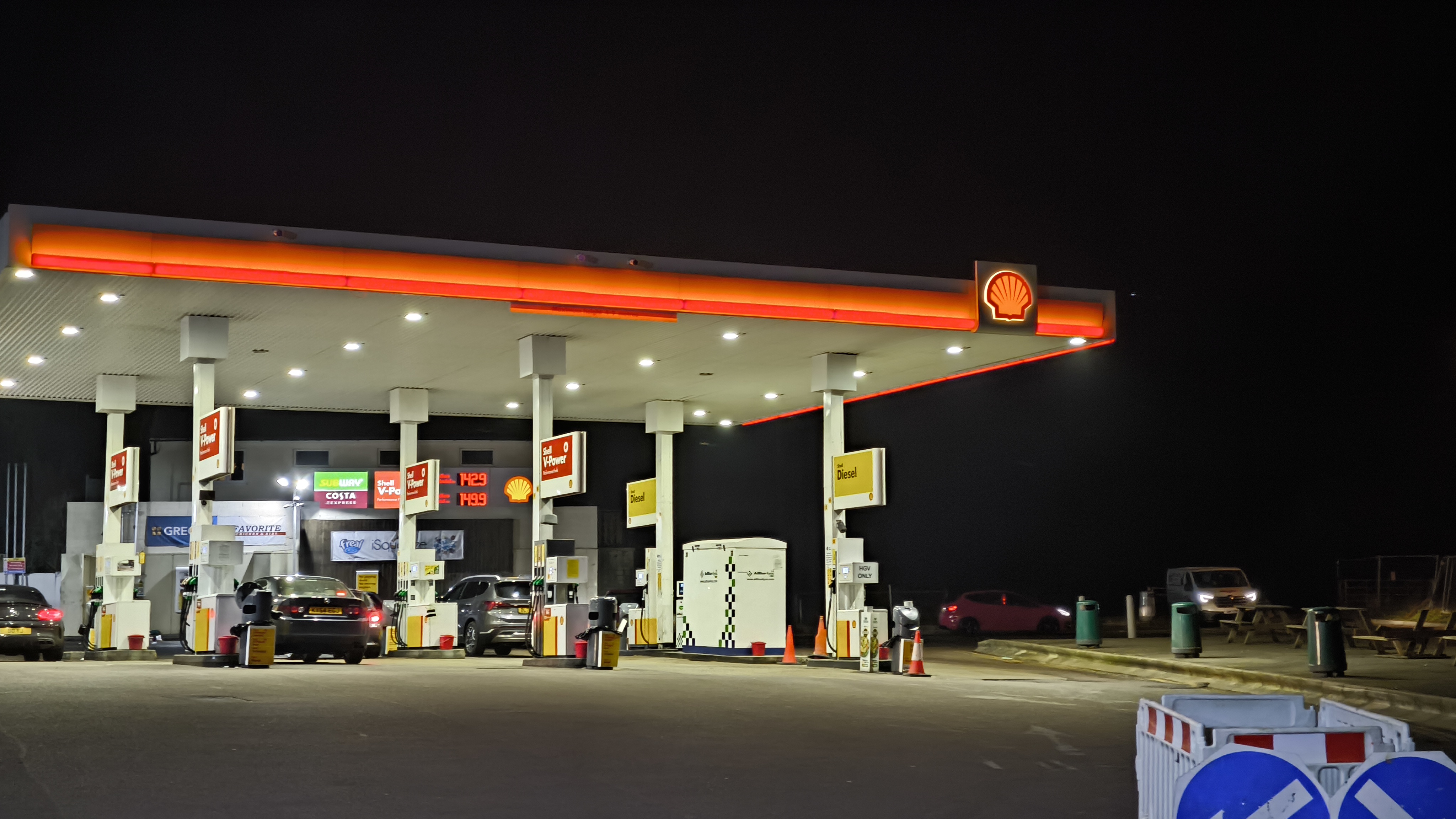 Xiaomi 13T Pro camera sample of petrol station night shot