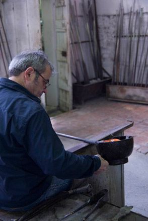 A master glassblower at Venice Projects sets to work on the mirror.