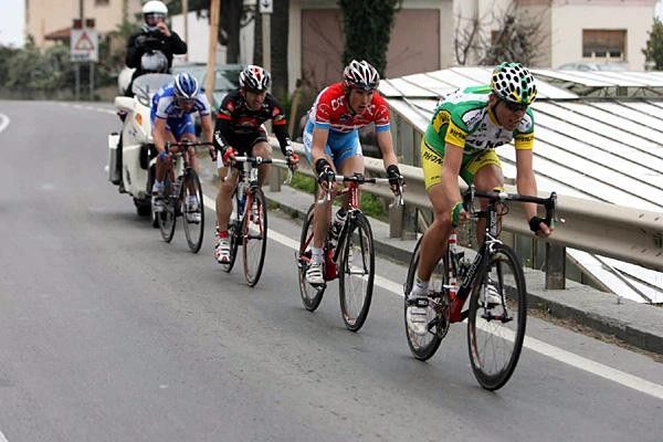 Koos Moerenhout (Phonak) leads the break on the Poggio