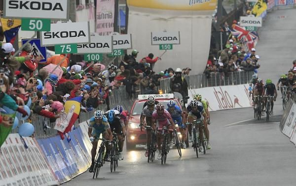 Paolo Tiralongo (Astana) leads out the chase group sprint