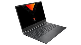 En HP Victus 15 gaming-laptop på en hvid baggrund