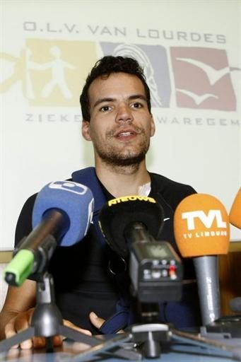 Gert Steegmans (RadioShack) speaks about his collarbone injury at a press conference in Waregem, Belgium.