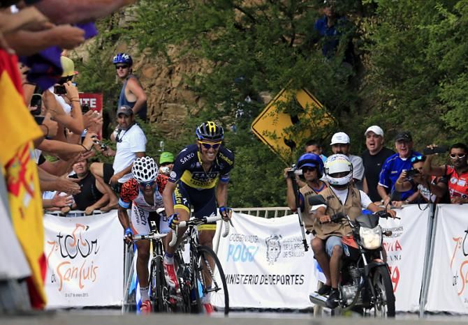 Alberto Contador (Saxo-Tinkoff) leads Daniel Diaz (San Luis Somos Todos) in the stage 6 finale.