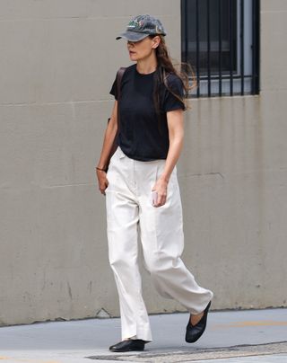 Katie Holmes wears almond-colored pointed-toe shoes.