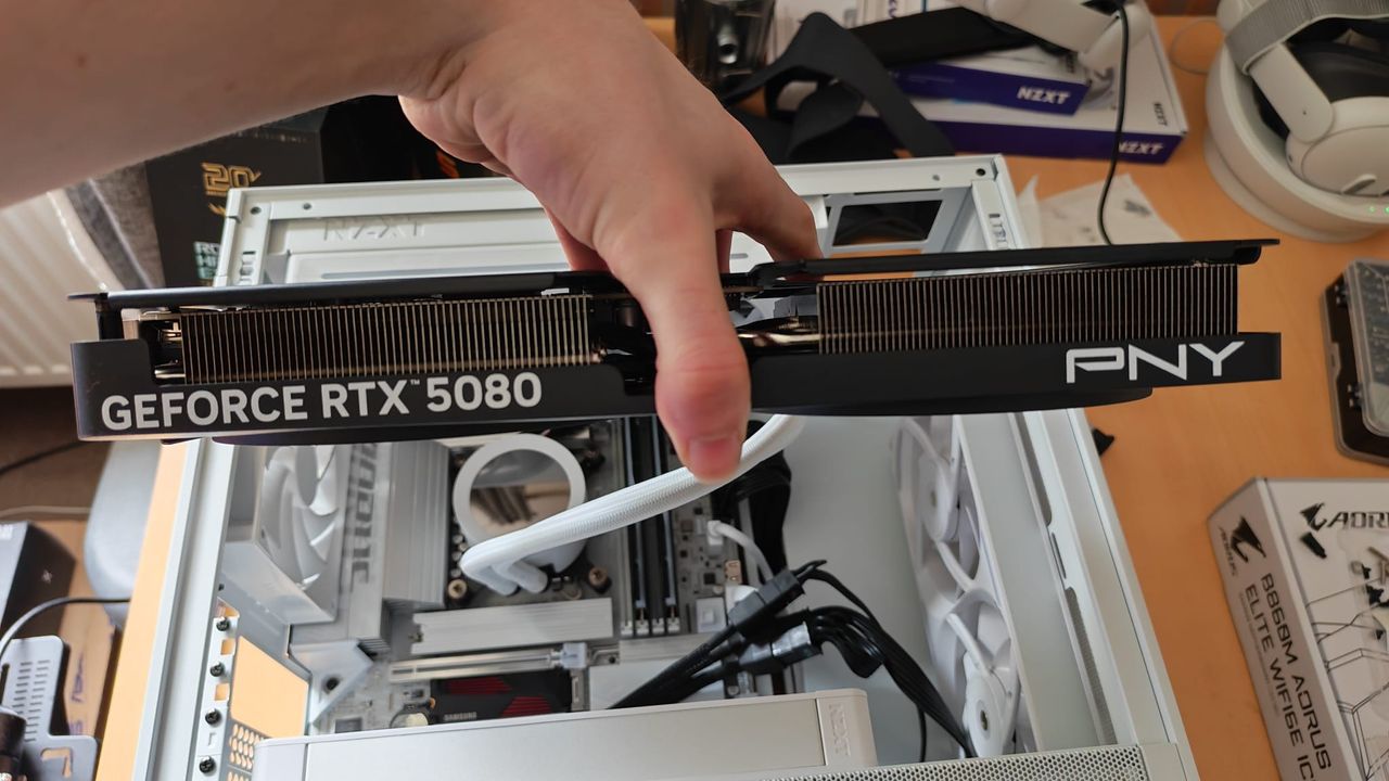 PNY Slimline RTX 5080: smukła karta graficzna do małych obudów PC