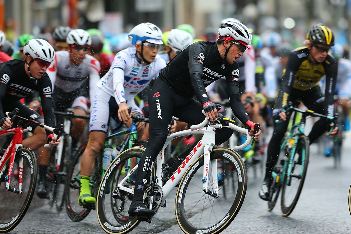 Alberto Contador rides in the bunch