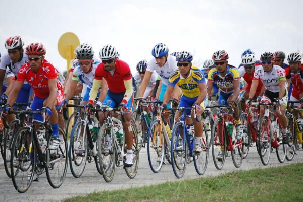 The peloton gets into a rhythm early on the 113 kilometre stage from Camaguey to C. De Avila.