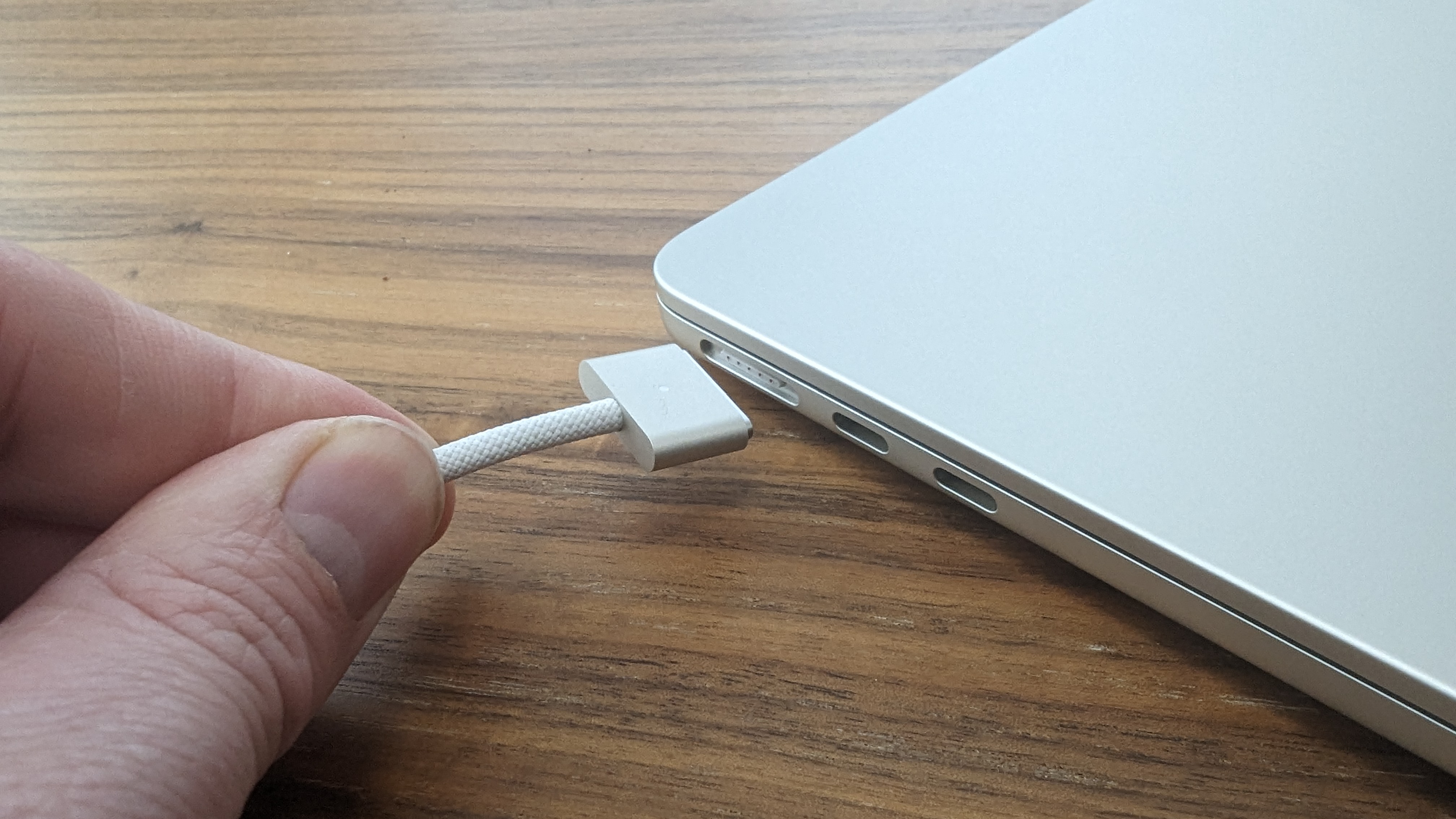 Den nye MacBook Air med magnetisk ladekabel.