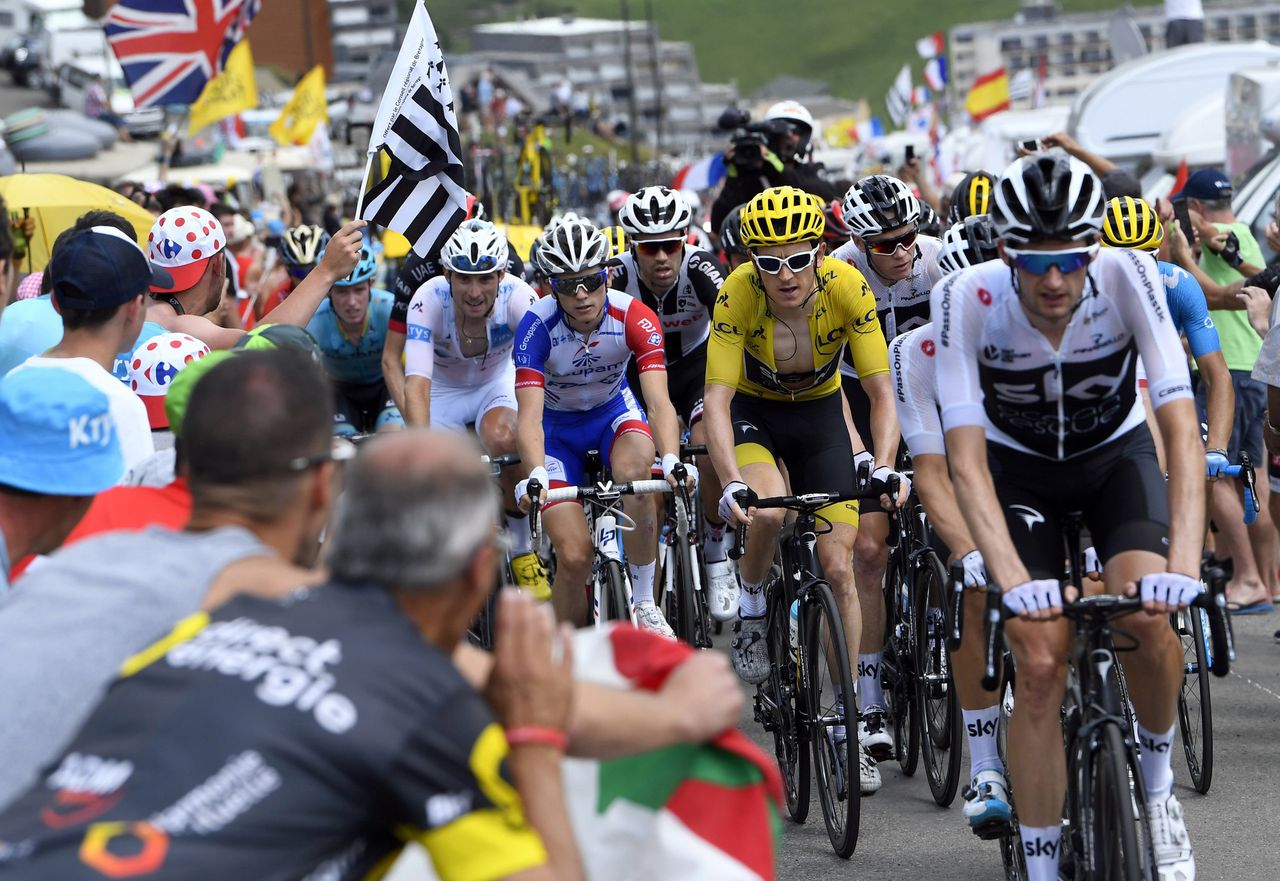 Geraint Thomas tucked behind the Team Sky train