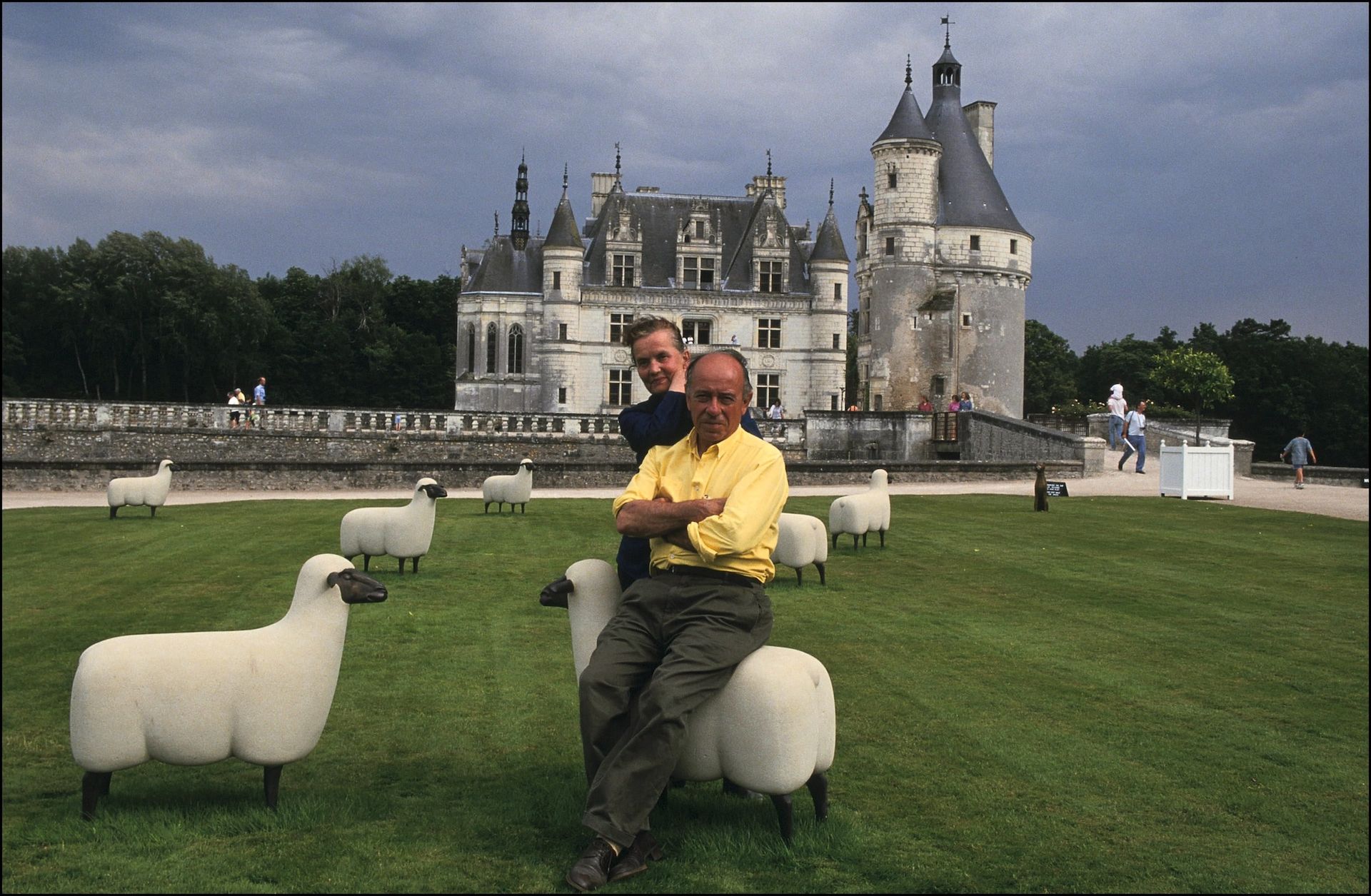 Les Lalanne with sheep sculptures in front of a chateau