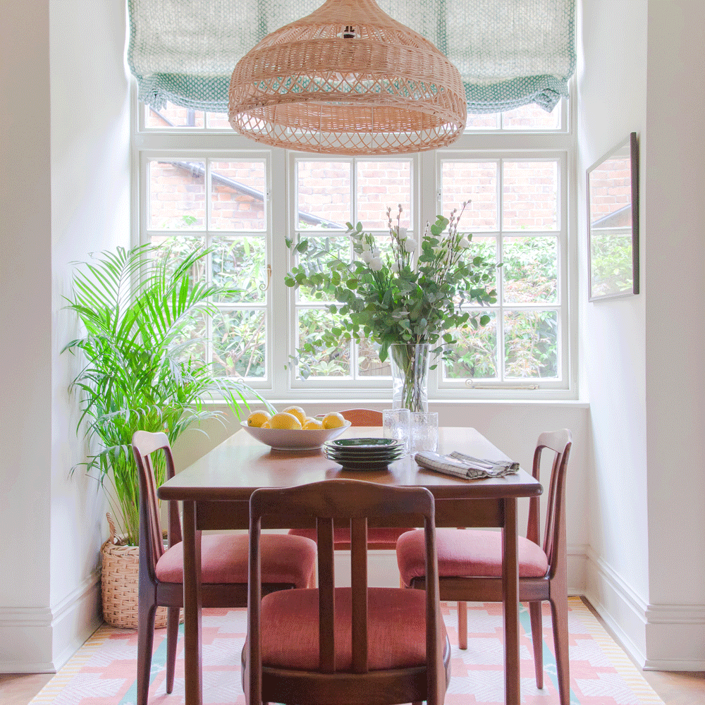 dinning room with sash window and dinning table and chair