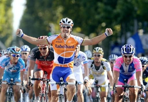 Oscar Freire (Rabobank) wins the sprint at Paris-Tours