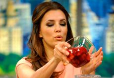 Eva Longoria makes a fruit smoothie