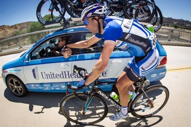 Chris Jones (unitedHealthcare) takes a feed from team director Mike Tamayo.