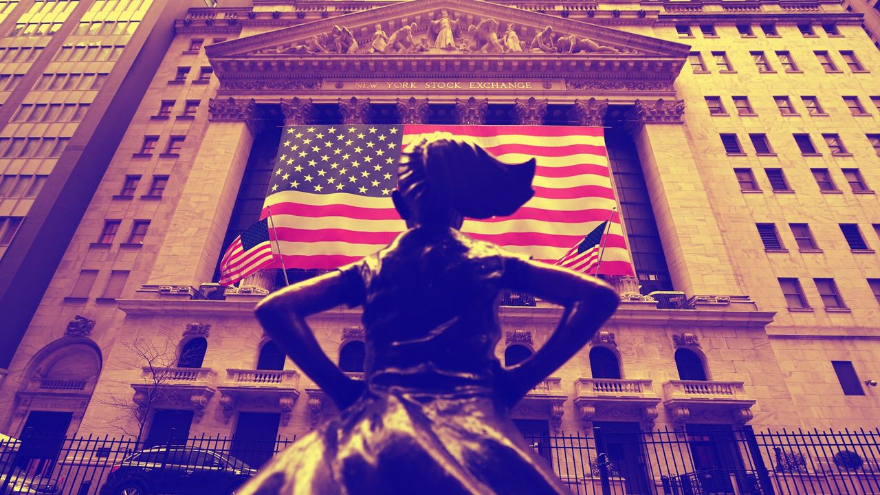 Fearless Girl statue at Wall Street