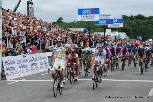 Matthew Goss (HTC-Columbia) crosses the line in Plouay