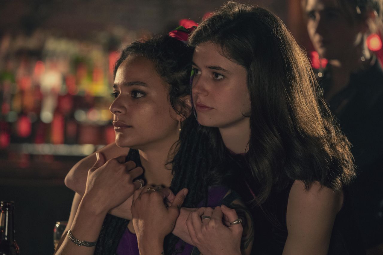 Bobbi (Sasha Lane) with Frances (Alison Oliver) in 'Conversations With Friends'.