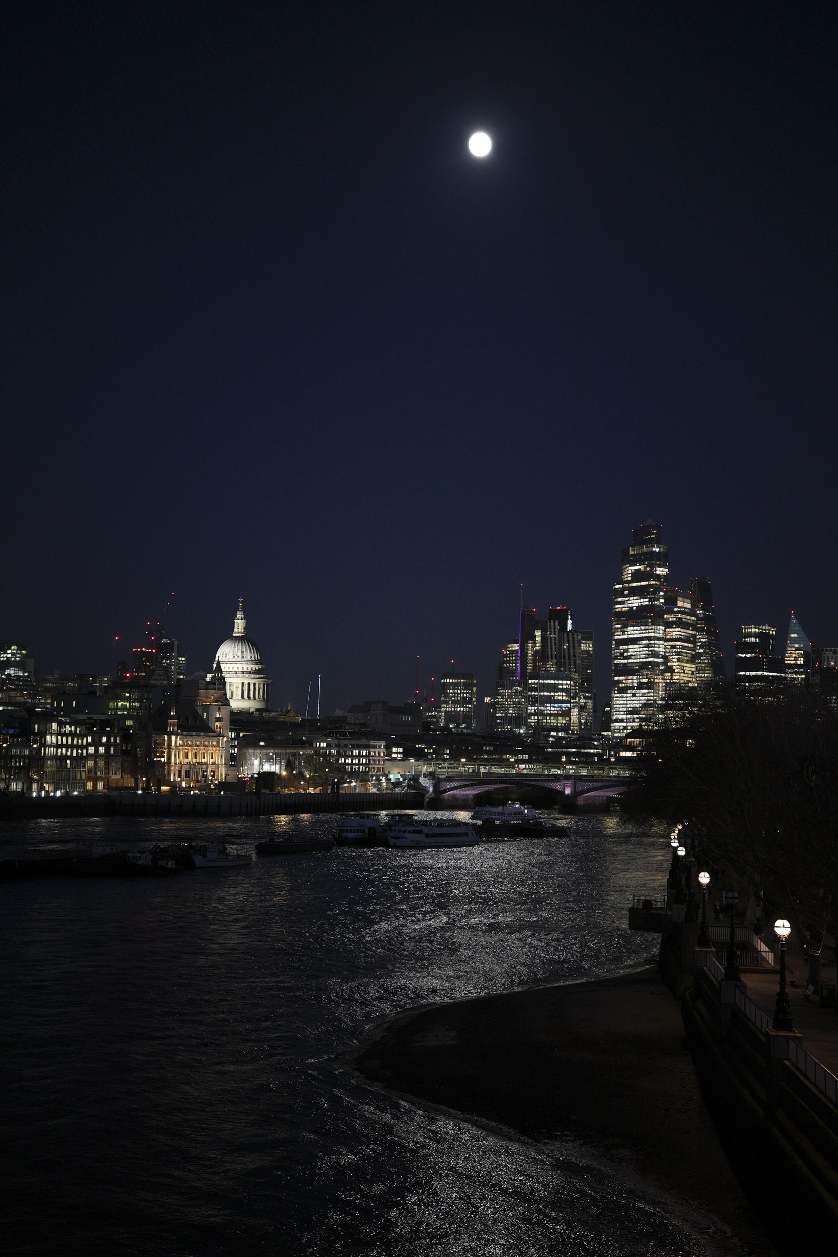 A test shot taken with the Sigma 17-40mm f1.8 DC Art lens to show its low light performance at night and in the blue hour of buildings in London