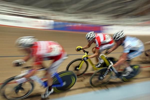 The men's under 19 points race was a furious affair