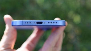 Apple iPhone 16 Plus holdt slik at USB C-porten vises.