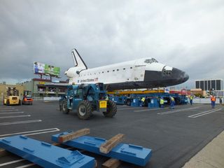 Shuttle Endeavour Stops at Staples