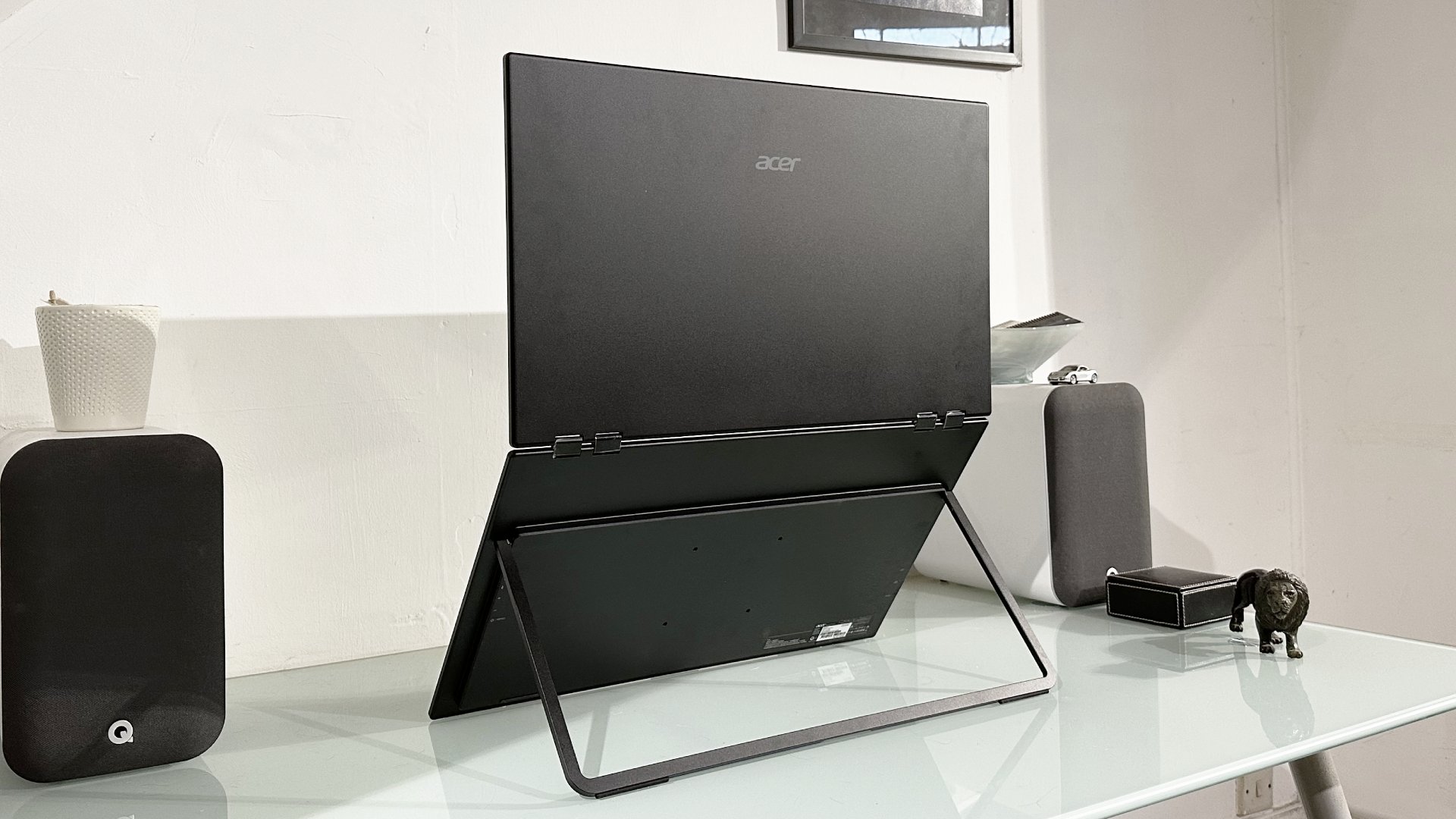 Monitor portátil Acer PD243Y E en la oficina de casa durante nuestra prueba