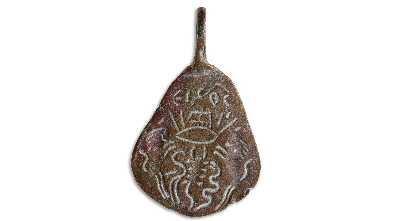 The back of the amulet shows an "Evil Eye" pierced by arrows and a forked object, and threatened by lions, a snake, a scorpion and a bird.