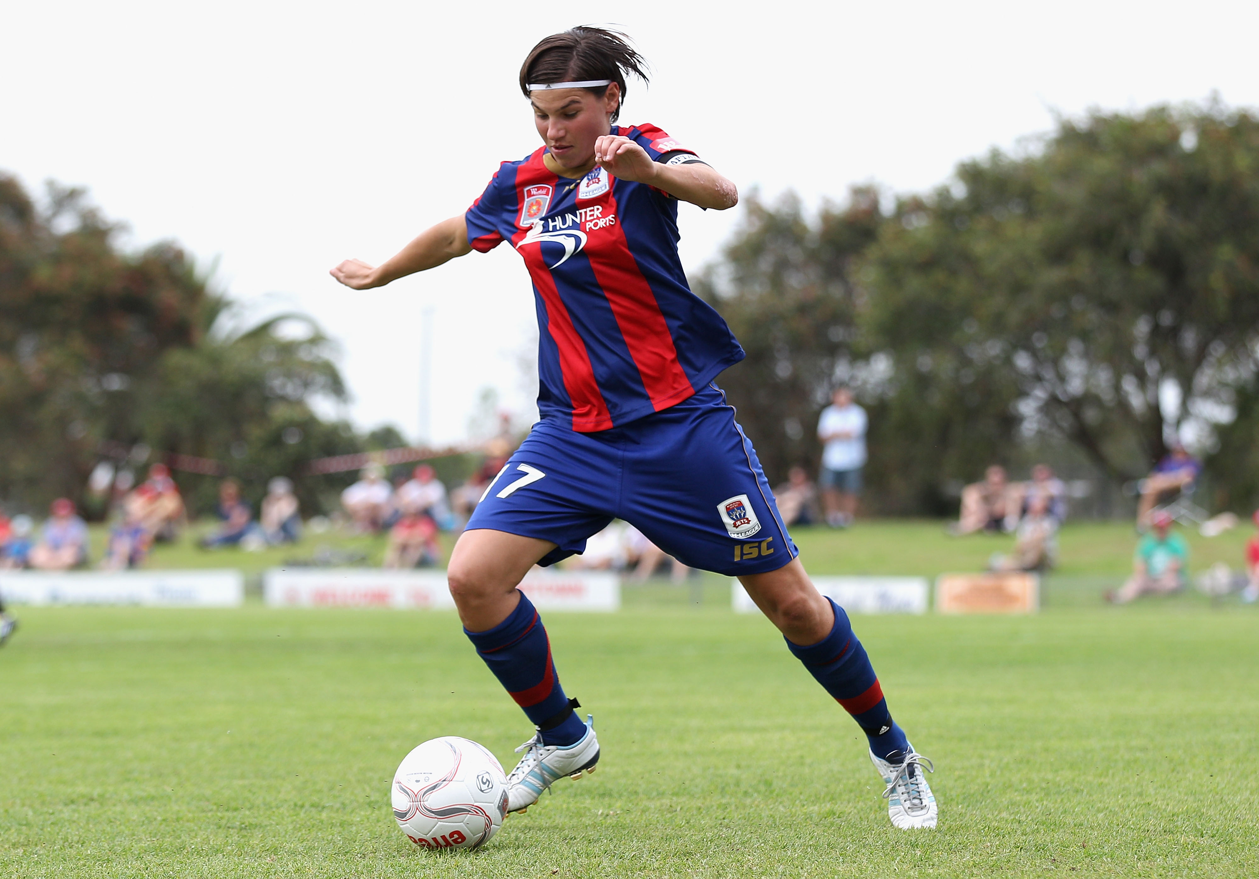 Ariane Hingst dribbling the ball