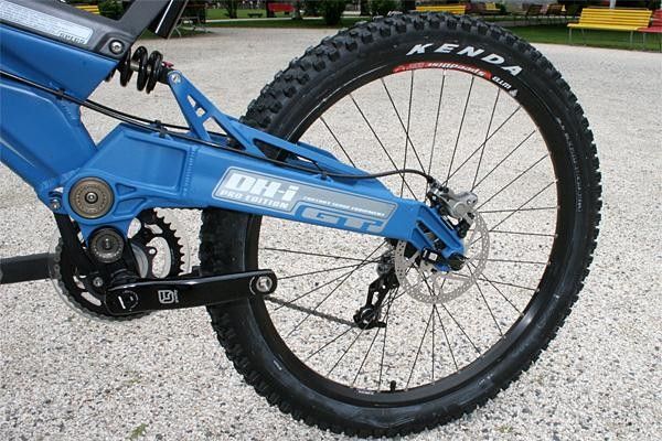 The stout swingarm construction combats lateral flex.