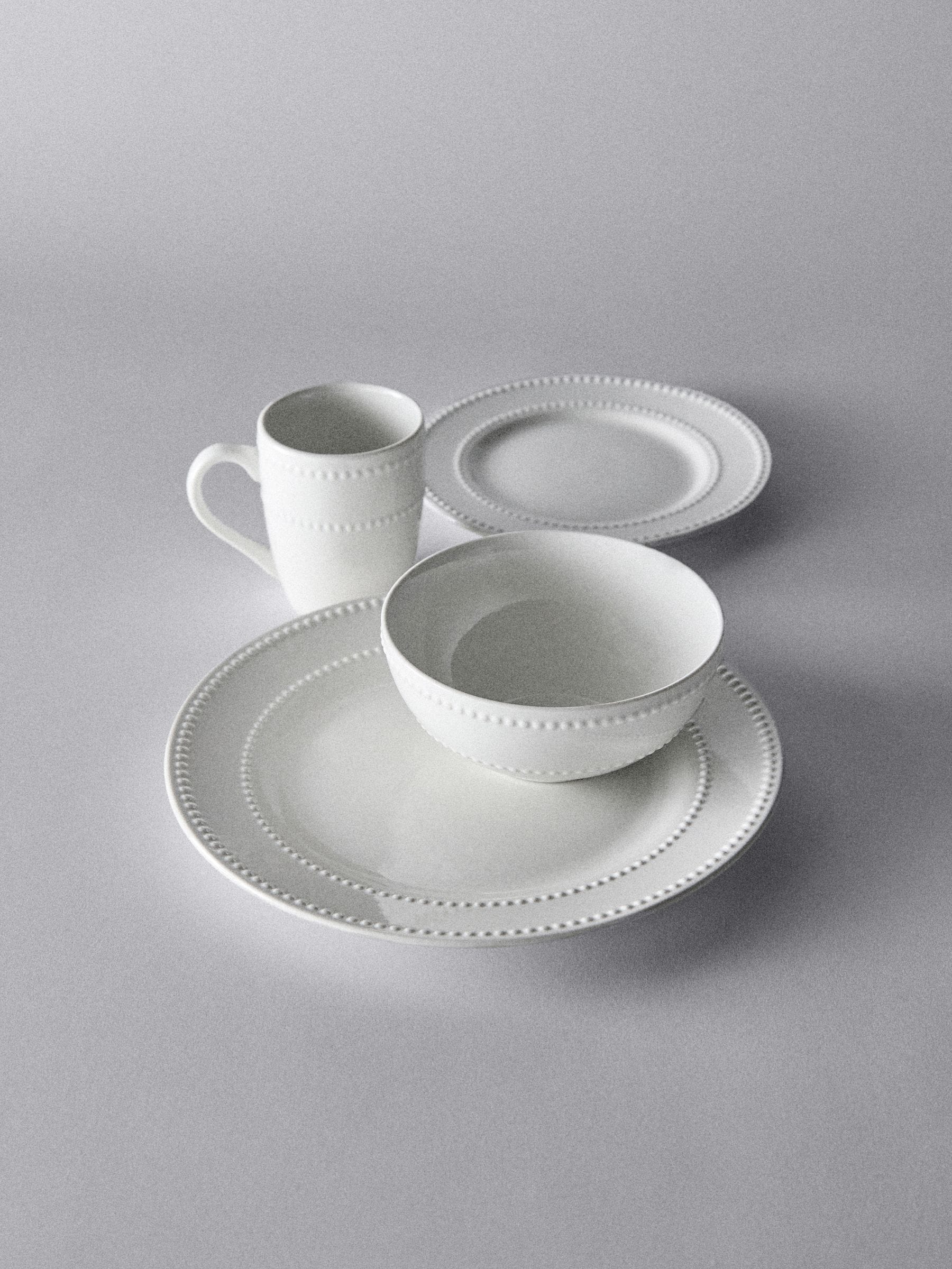 The Set 16 Piece White Bobble Dinner and Mugs Set