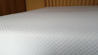 Close up of Simba Hybrid Luxe mattress cover