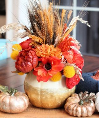 DIY pumpkin vase idea with gold glitter paint and dried flowers