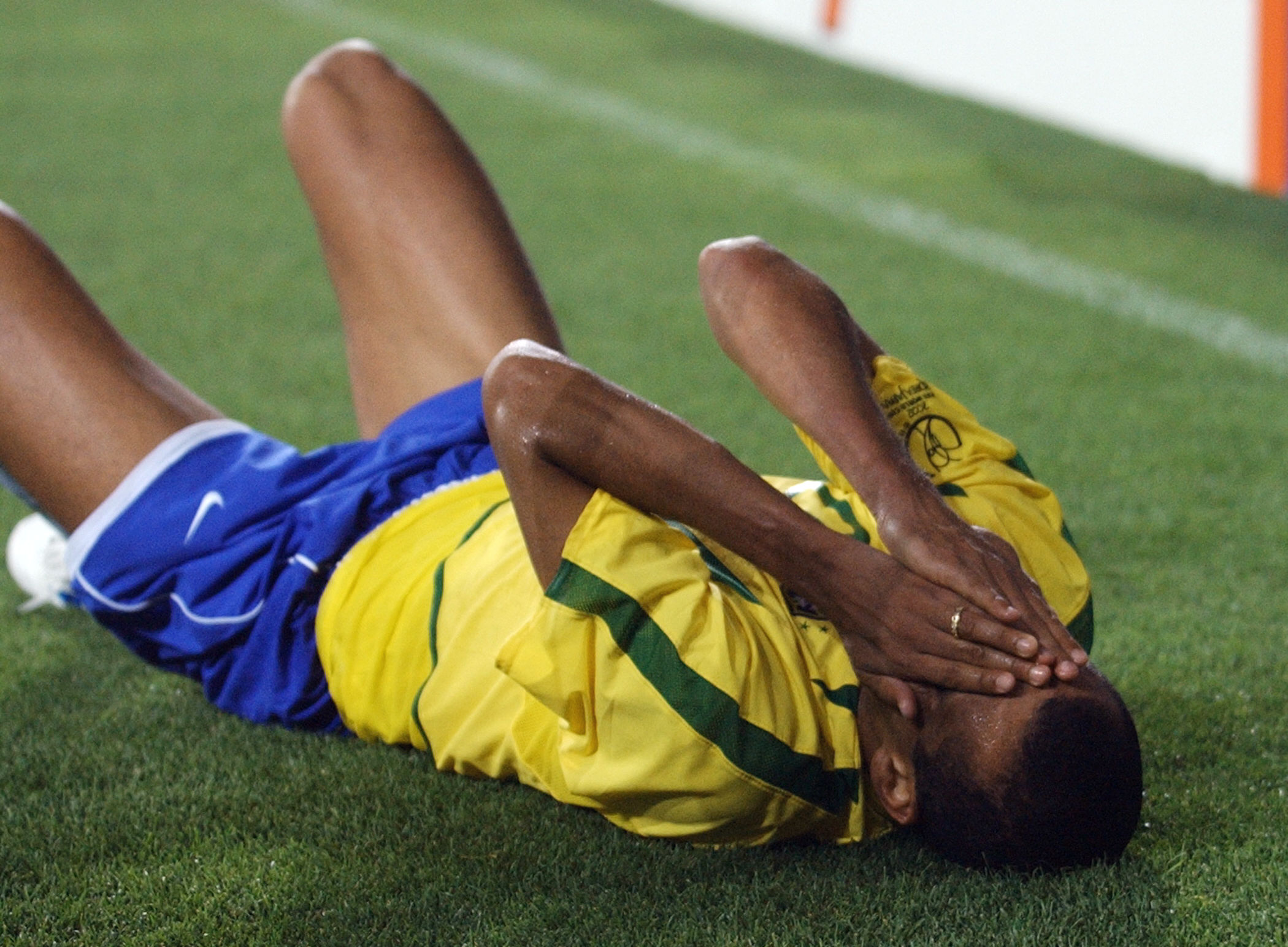 L'attaccante brasiliano Rivaldo cade a terra tenendosi il viso dopo essere stato colpito con la palla sulla coscia durante la Coppa del Mondo del 2002 contro la Turchia.