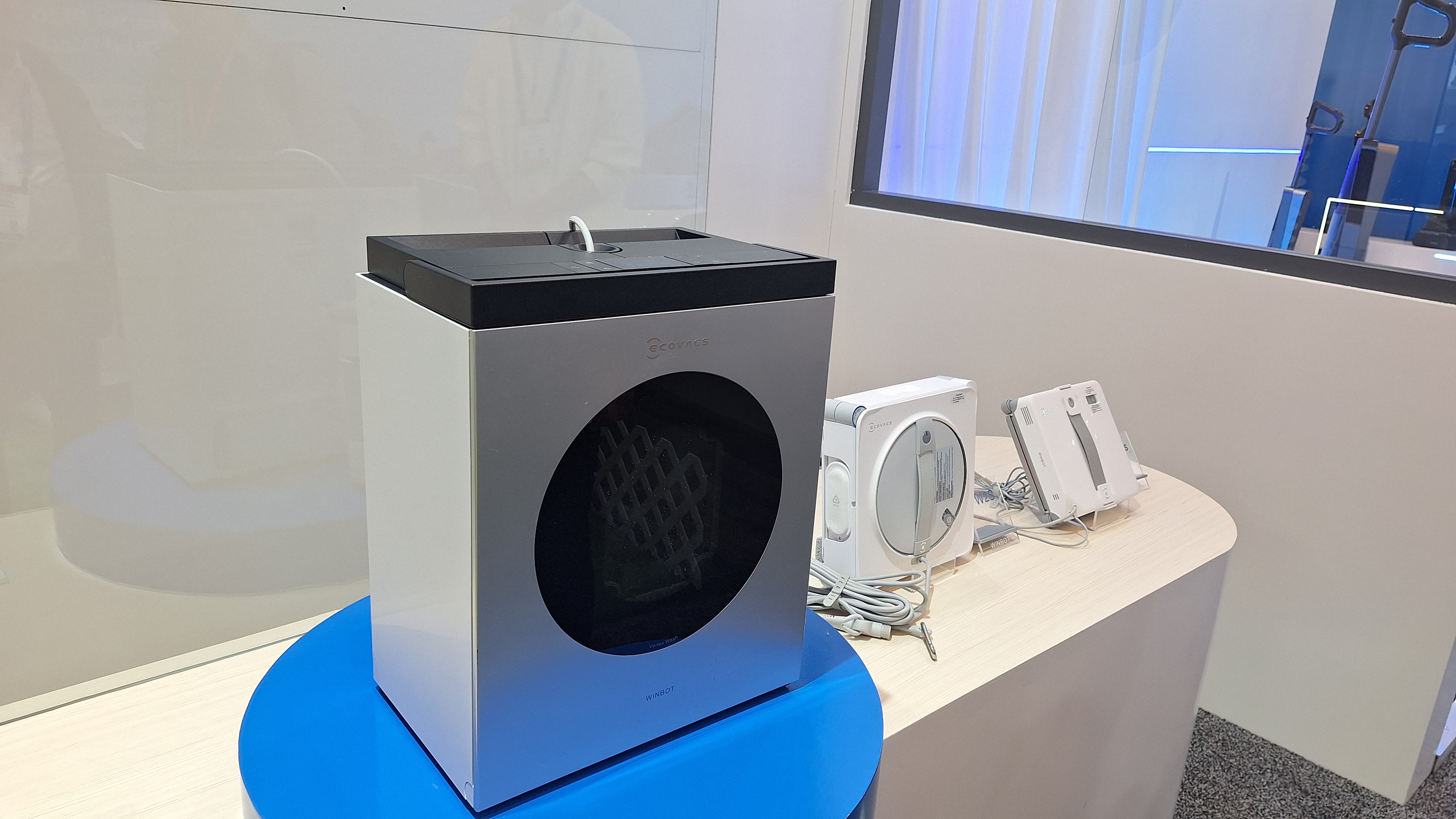 Winbot W3 Omni charge and cleaning dock