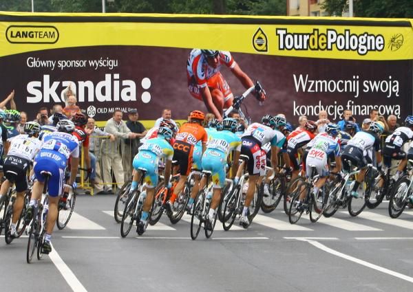 The bunch hits the Warsaw city centre circuit.