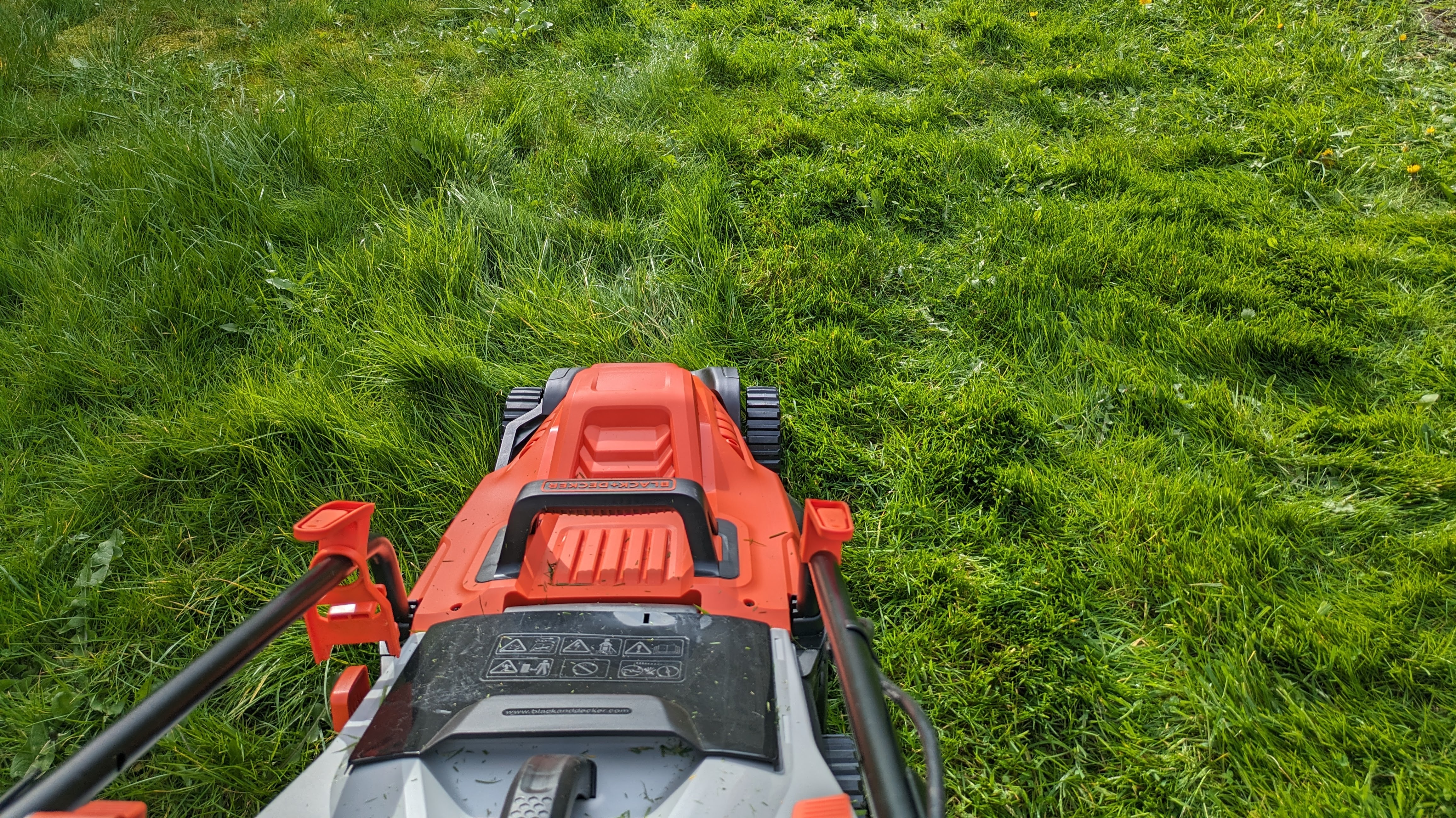 Mowing at the Black + Decker lawn mower's maximum cutting height.