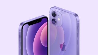 Apples iPhone 12 i den lila färgen, fram- och bakifrån.